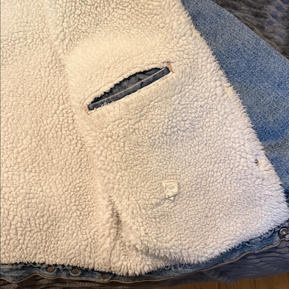 Levi's Classic Blue Denim Jacket with Sherpa Lining - Picture 5 of 6